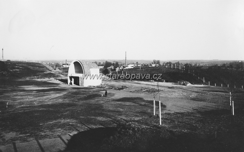 bozenynemcove (5).jpg - Stavba Tyršova stadionu na místě bývalé cihelny ve 20.letech 20.století.